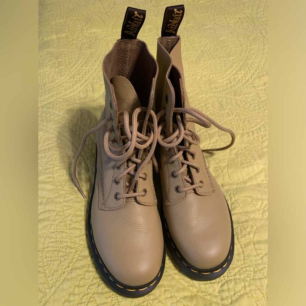 Dr Martens - Savanna Tan - like new with box